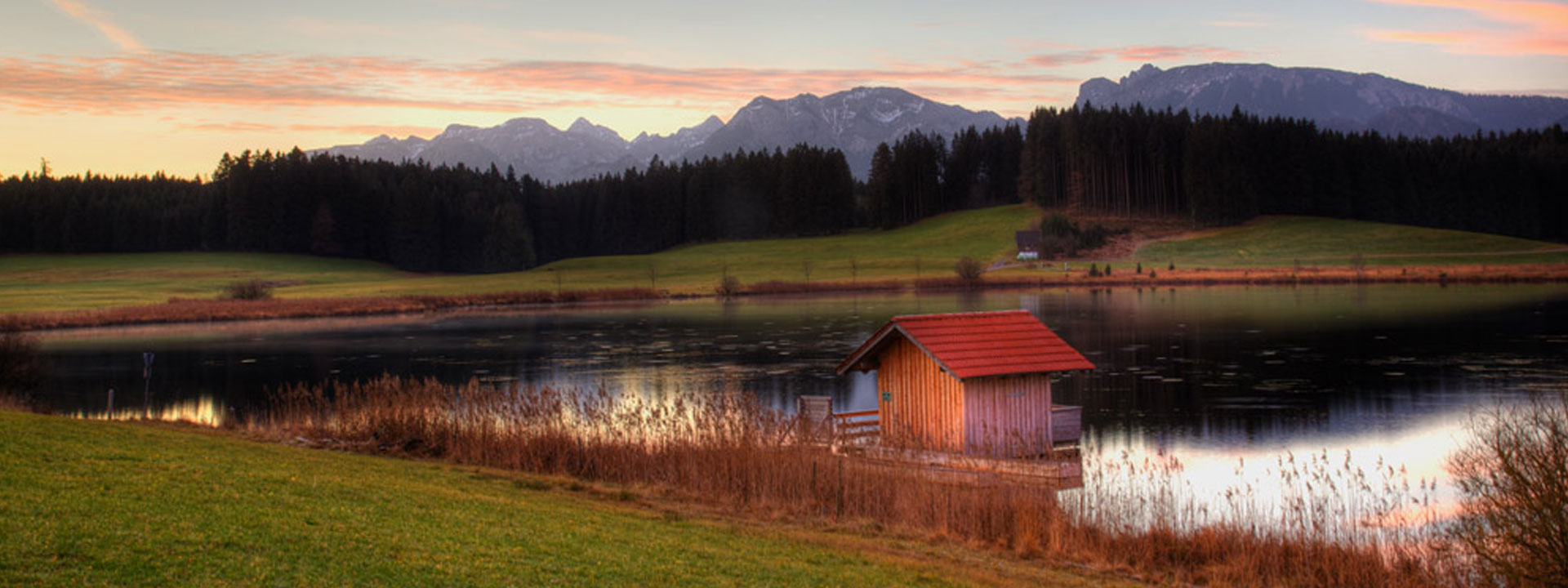 Herbstlicher Attlesee in Nesselwang im Allgäu