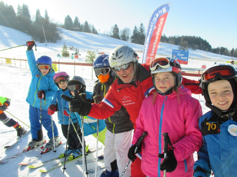 Kinder beim Skikurs im Winter in Nesselwang